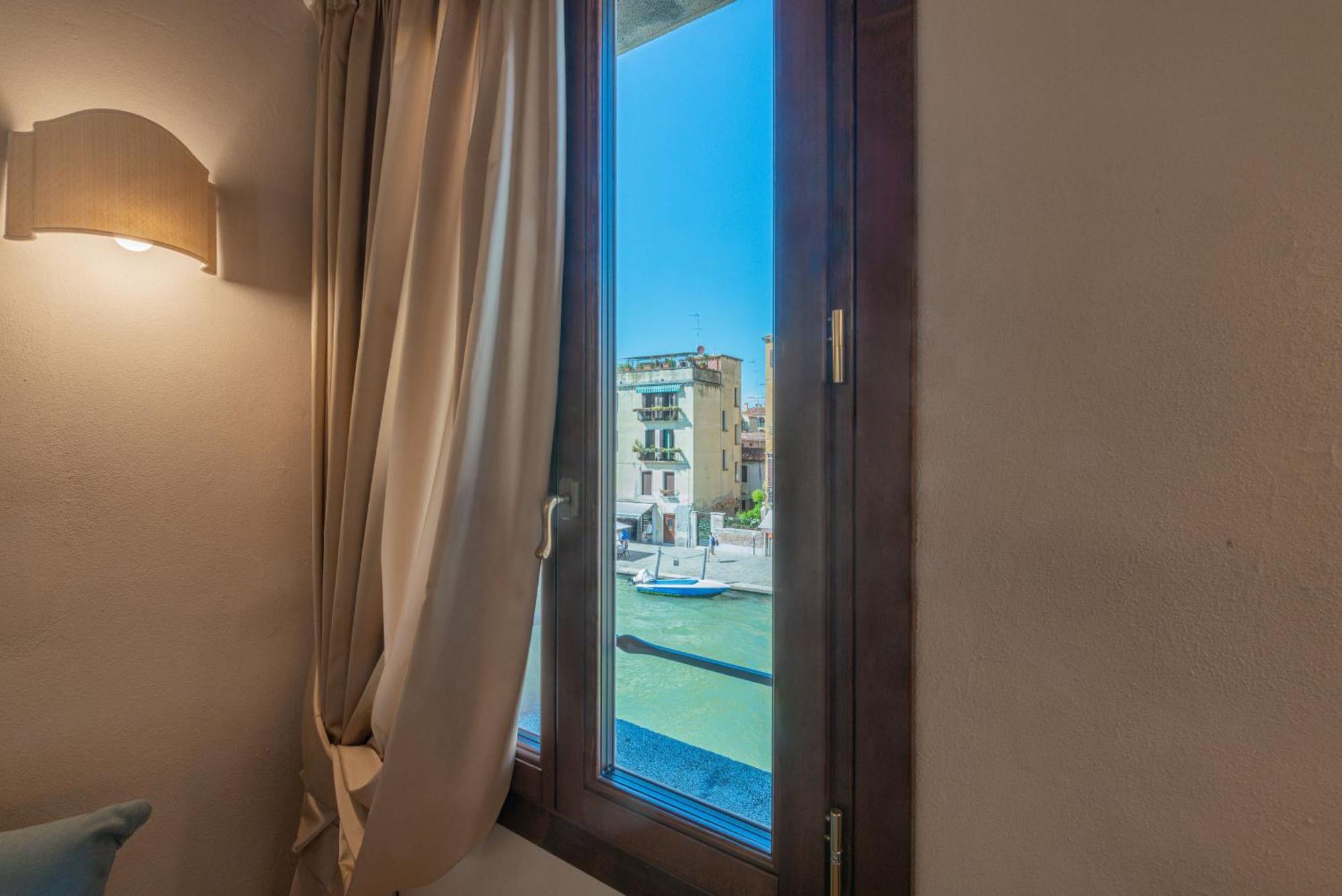 Casa Virginia Direct At The Canal Cannaregio With Own Roof Terrace Венеция Екстериор снимка